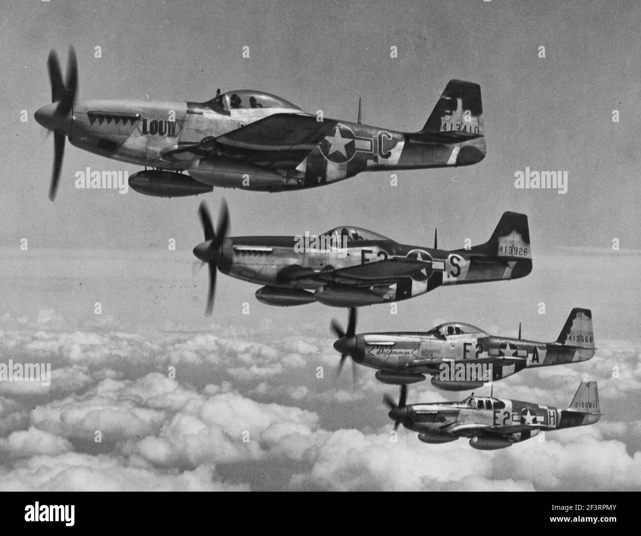 Nordamerikanische P-51 in Formation. England. 375 Jagdgeschwader, 361 Jagdgeschwader. Stockfoto