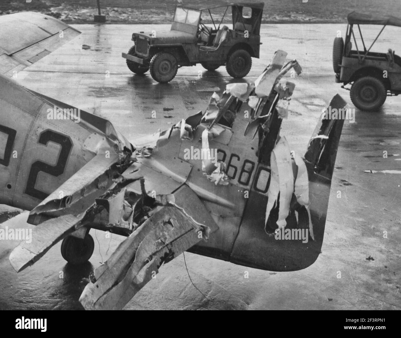 Mit EINER abgerissenen Hecksektion, die aus Feindkämpfen resultiert Diese nordamerikanische P-51 (A/C 36800) der 353Rd Fighter Group schaffte es, zu ihrer Basis in England zurückzukommen. 1. Januar 1945 Stockfoto