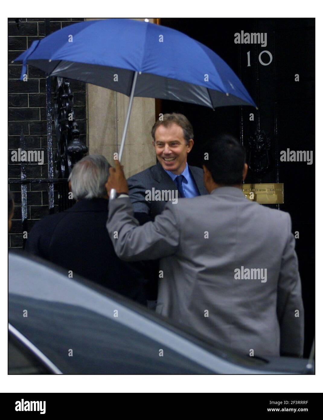 Tony Blair war Treffen indischen P.M. Atul Behari Vajpayee in Downing st, als es angekündigt wurde, dass ein amerikanisches Flugzeug in den Vororten von New York abgestürzt war.pic David Sandison 12/11/2001 Stockfoto