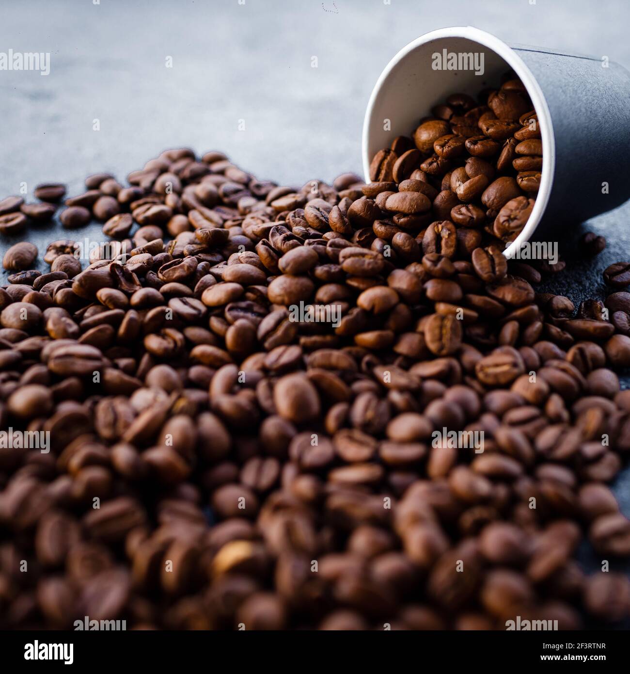 Kaffeebohnen in einer Papiertasse. Stockfoto