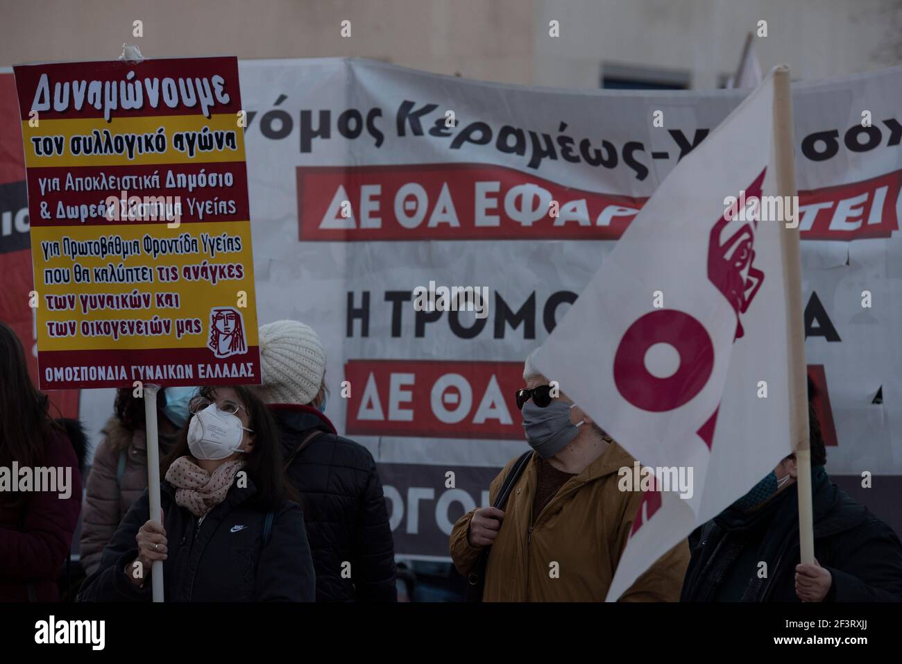 Athen, Griechenland. März 2021, 17th. Demonstranten halten Transparente und rufen Slogans gegen die Regierung. Tausende, darunter Ärztegewerkschaften, versammelten sich vor dem parlament, um gegen den Umgang der Regierung mit der Pandemie von Covid19 und ihre ununterbroche Unterdrückung zu protestieren, nachdem die Polizei kürzlich misshandelt und gefoltert wurde. Quelle: Nikolas Georgiou/ZUMA Wire/Alamy Live News Stockfoto