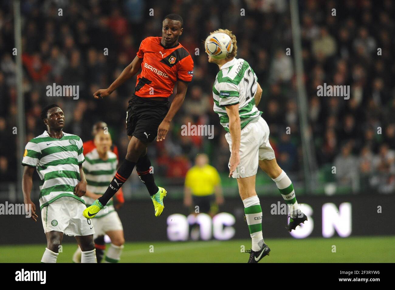 FUSSBALL - UEFA EUROPA LEAGUE 2011/2012 - GRUPPENPHASE - GRUPPE I - STADE RENNAIS / CELTIC - 20/10/2011 - FOTO PASCAL ALLEE / DPPI - ABDOULRAZAK BOUKARI (REN) / GLENN LOOVENS (GLA) Stockfoto