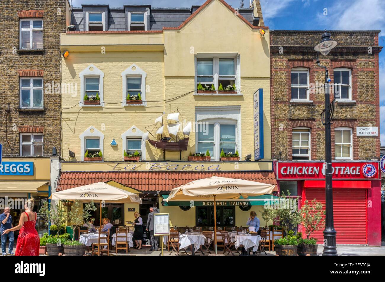 Personen, die an Tischen vor dem italienischen Restaurant La Barca in Lower Marsh, Waterloo, sitzen. Stockfoto