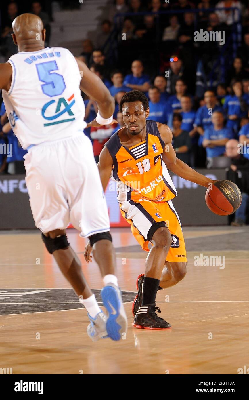 BASKETBALL - SEMAINE DES AS 2012 - ROANNE (FRA) - FINALE 1/4 - GRAVELINES - DUNKERQUE V ROANNE - 16/02/2012 - FOTO : PASCAL ALLEE / HOT SPORTS / DPPI - YANNICK BOKOLO (BCM) / UCHE NSONWU-AMADI (ROANNE) Stockfoto