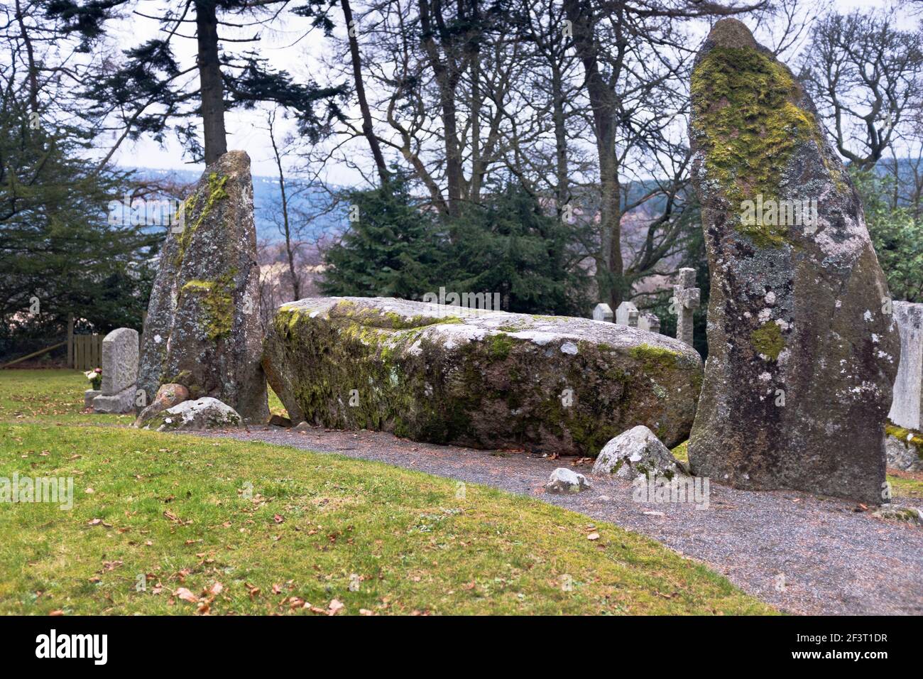 dh Liegeergometer Stone Circle MIDMAR ECHT KIRK ABERDEENSHIRE Schottische neolithische Zone Bronze Alter Ring in Kirche Friedhof flanker Steine schottland großbritannien Stockfoto