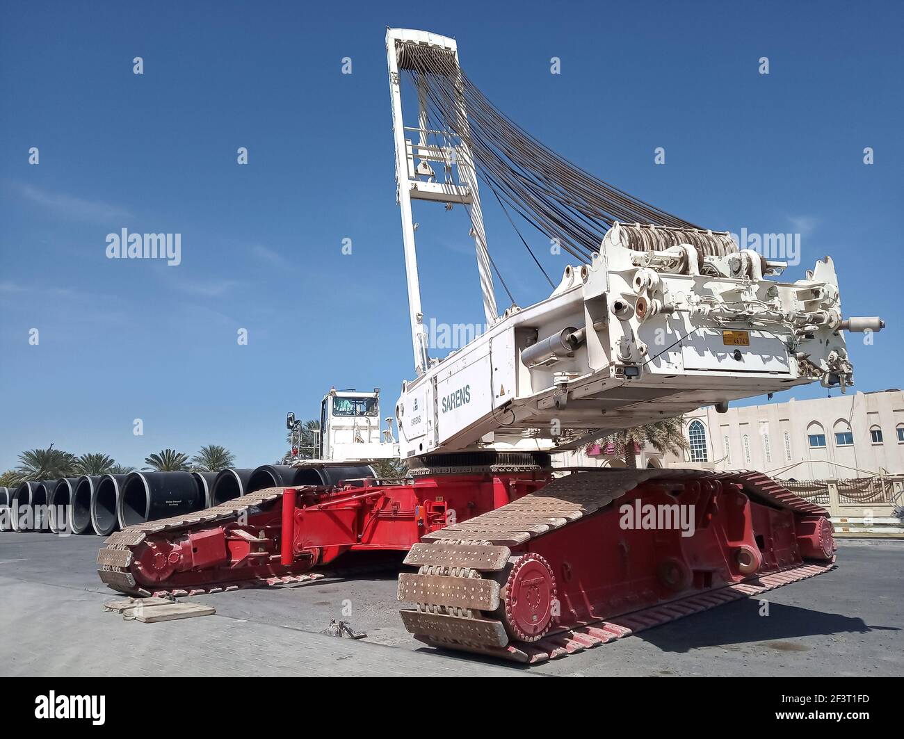 Schwere Krane auf einer Baustelle in Doha, Katar. Stockfoto