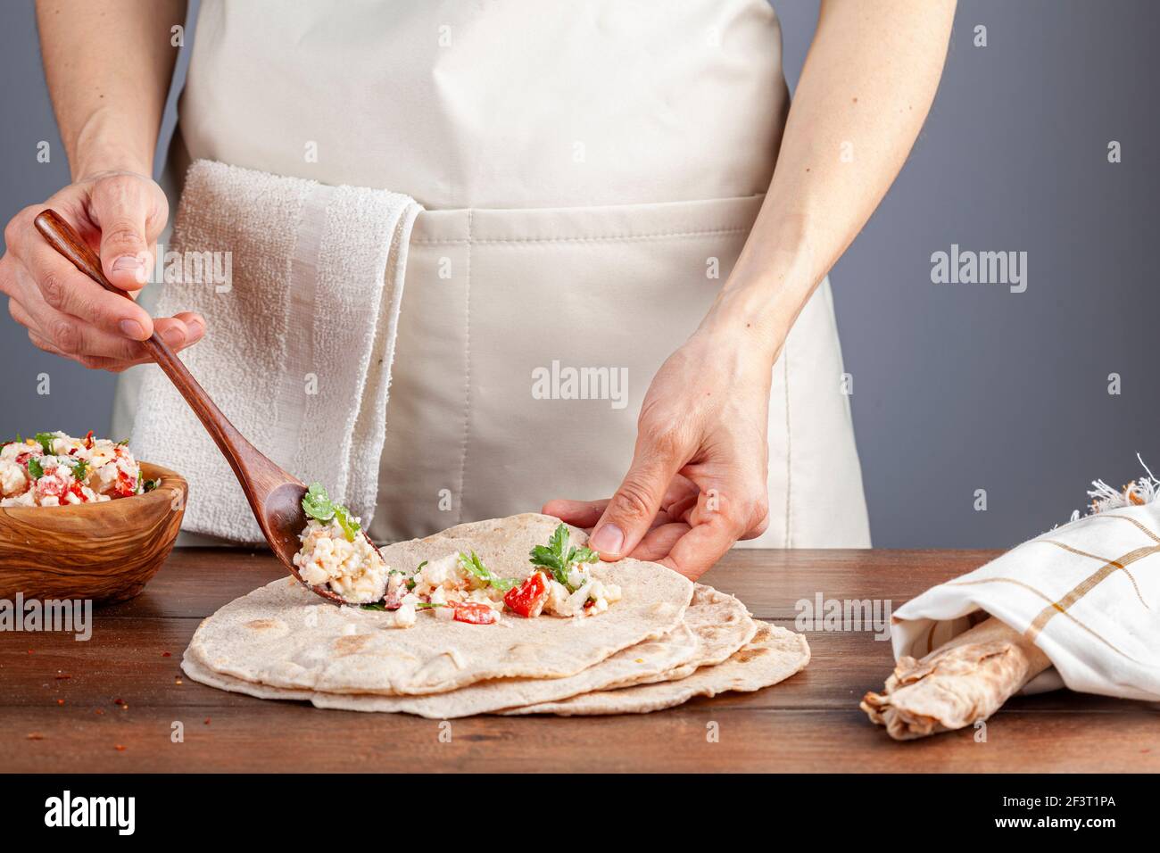 Sikma ist ein traditionelles türkisches Wrap in der mittelmeerküste von silifke, mersin. Fladenbrot als Bazlama bekannt gelegt und gefüllt mit Mischung aus Käse, Stockfoto