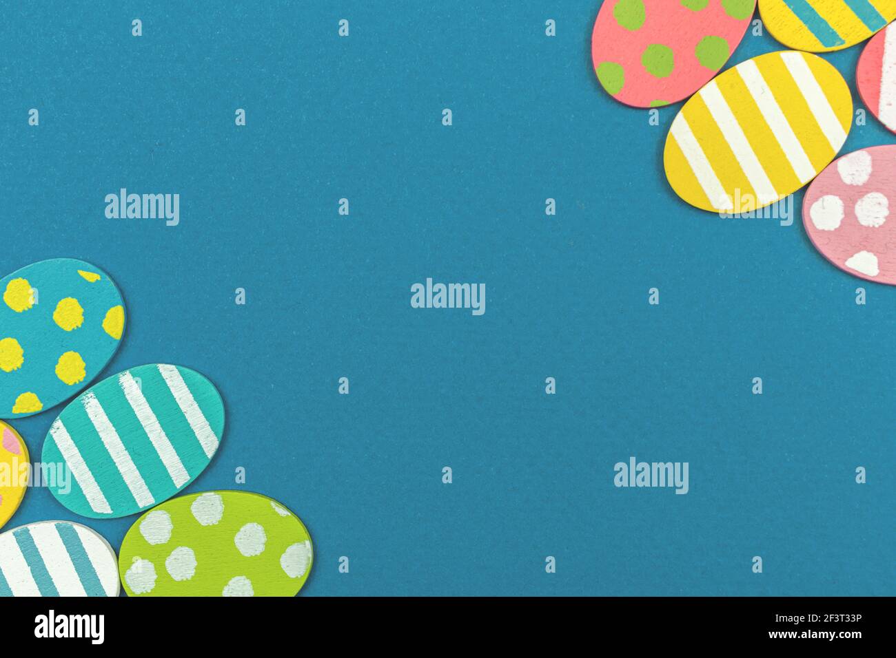 Bunte flache Ostereier Grenze auf einem pastellfarbenen Hintergrund, Platz für Ihren Text Stockfoto