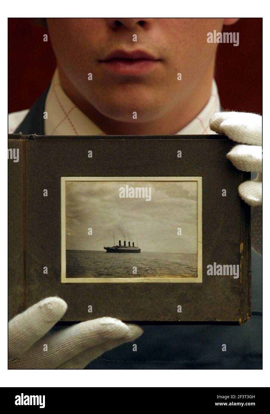 Letztes Foto der Titanic verkauft für ¿14.100 bei Christie's Maritime and Naval Battles Auktion. Das Jack Odel Titanic Fotoalbum. Neun Bilder von und an Bord des Schiffes. Trotz ihrer Größe sind dies gut ausgeführte Amateurfotos und beinhalten einige der berühmtesten Ansichten des Liners einschließlich, was allgemein als das letzte bekannte Foto der Titanic anerkannt wird. Eigentum aus der Sammlung von Kate Odell. Jack Odell, Eleven zu der Zeit mit seiner Kamera gesehen, reiste auf der Titanic mit seiner Familie für eine Motorreise durch Irland. Die Fotos wurden von seiner Tante gemacht Stockfoto