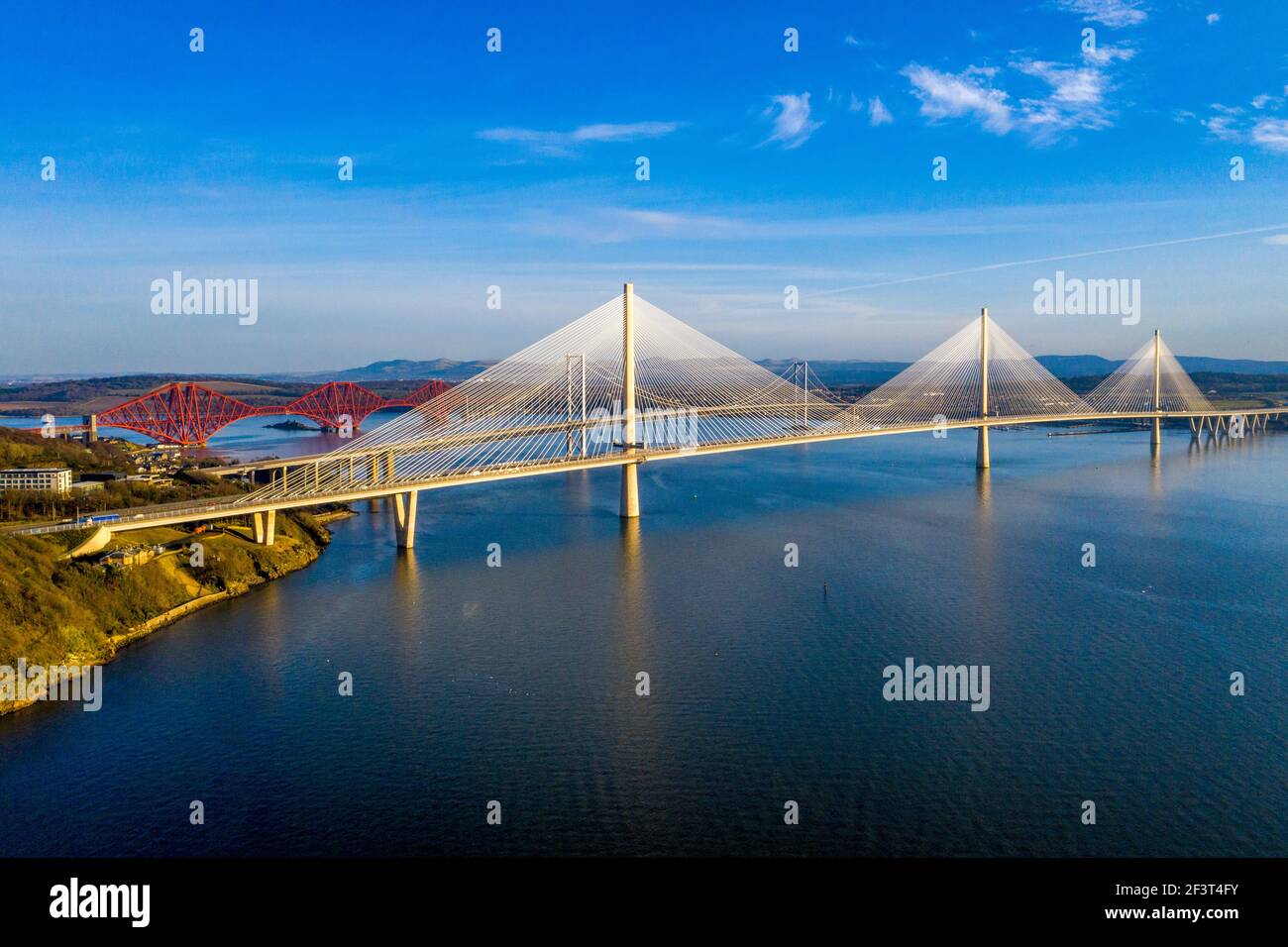 Luftaufnahme von Rosyth mit drei Brücken über den Firth of Forth. Queensferry Crossing, Forth Road Bridge und Forth Rail Bridge. Stockfoto