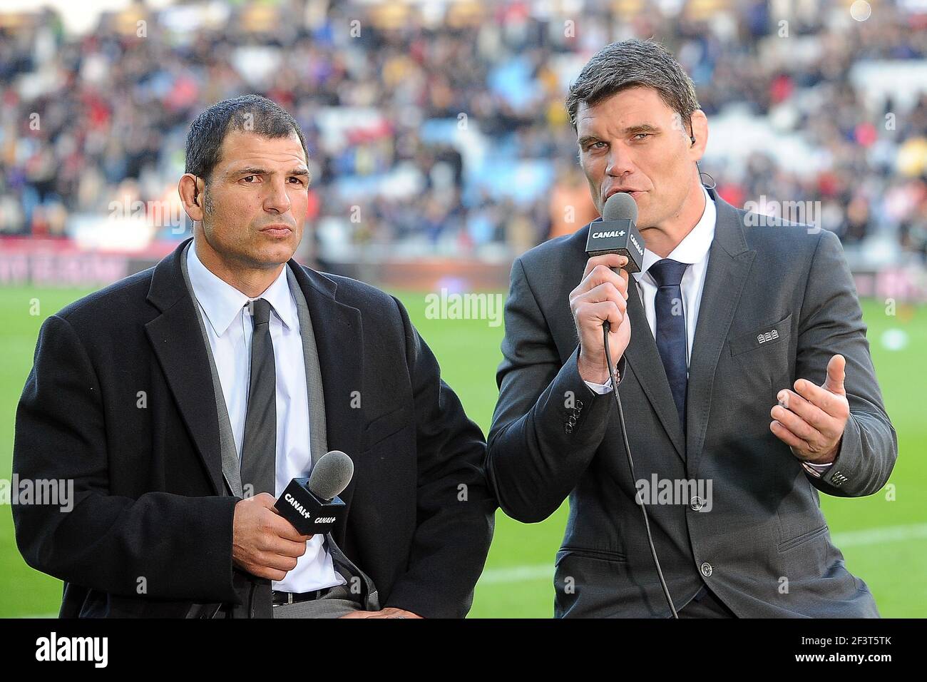 RUGBY - FRANZÖSISCHE MEISTERSCHAFT 2012/2013 - TOP 14 - 1/2 FINALE - RC TOULON / STADE TOULOUSAIN - 24/05/2013 - NANTES (FRA) - FOTO PASCAL ALLEE / DPPI - MARC LIEVREMONT ET FABIEN PELOUS CANAL PLUS Stockfoto