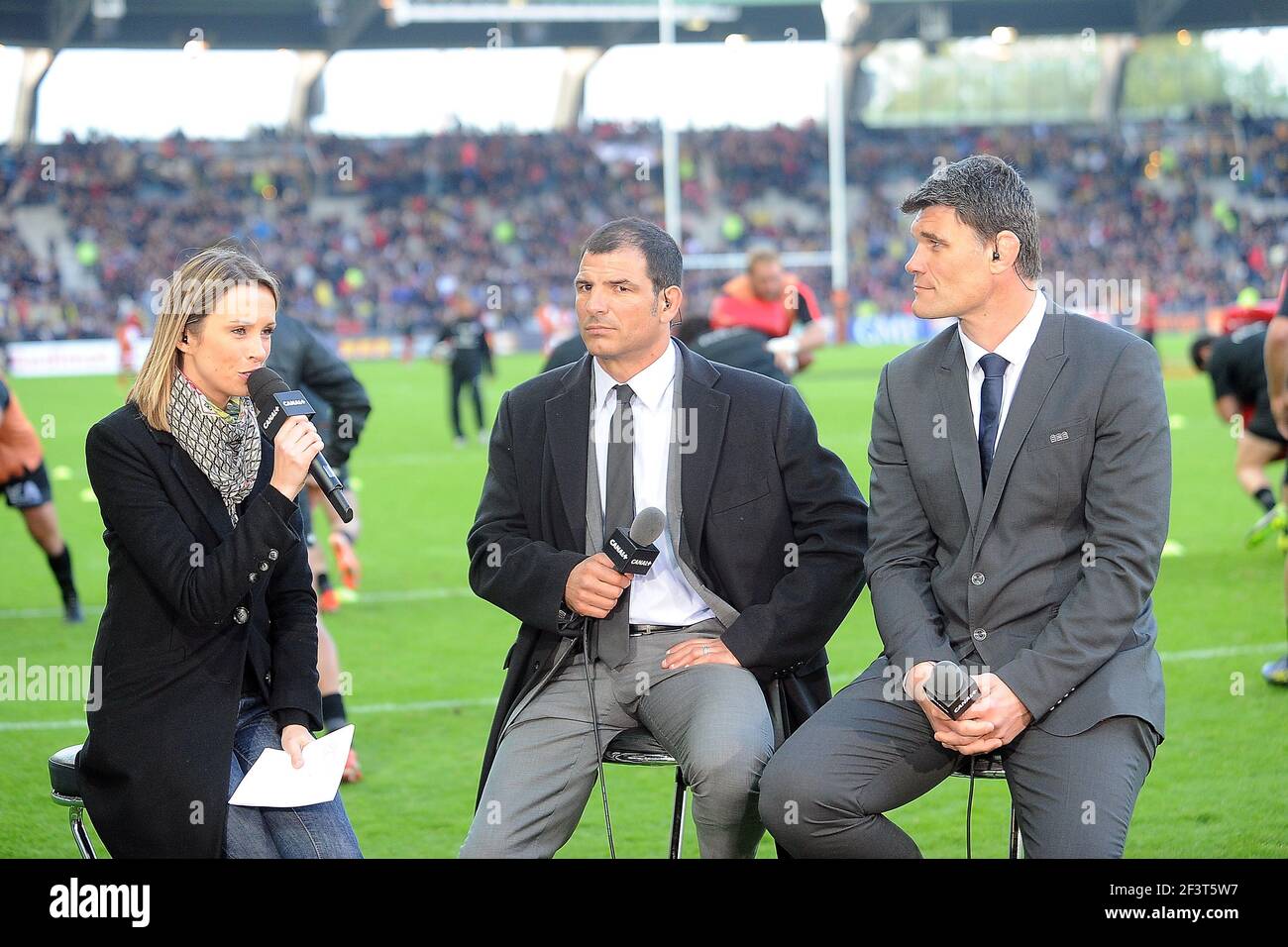 RUGBY - FRANZÖSISCHE MEISTERSCHAFT 2012/2013 - TOP 14 - FINALE 1/2 - RC TOULON GEGEN STADE TOULOUSAIN - 24/05/2013 - NANTES (FRA) - FOTO PASCAL ALLEE / DPPI - ISABELLE ITHURBURU, MARC LIEVREMONT ET FABIEN PELOUS CANAL PLUS Stockfoto