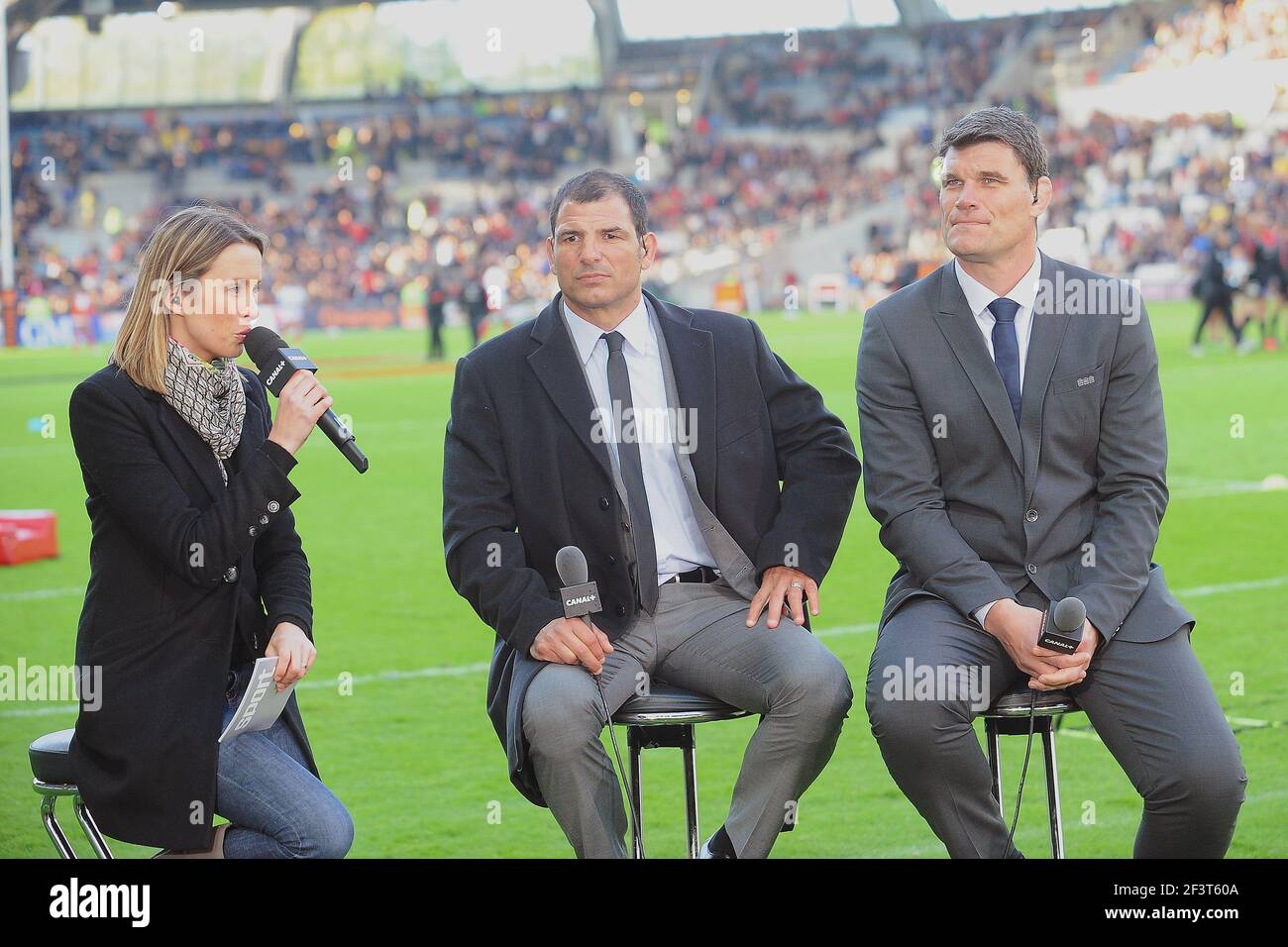 RUGBY - FRANZÖSISCHE MEISTERSCHAFT 2012/2013 - TOP 14 - 1/2 FINALE - RC TOULON / STADE TOULOUSAIN - 24/05/2013 - NANTES (FRA) - FOTO PASCAL ALLEE / DPPI - ISABELLE Ithurburu (Journalist bei Canal Plus)/Marc Lievremont (Berater bei Canal Plus) / Fabien Pelous (Canal Plus Berater) Stockfoto