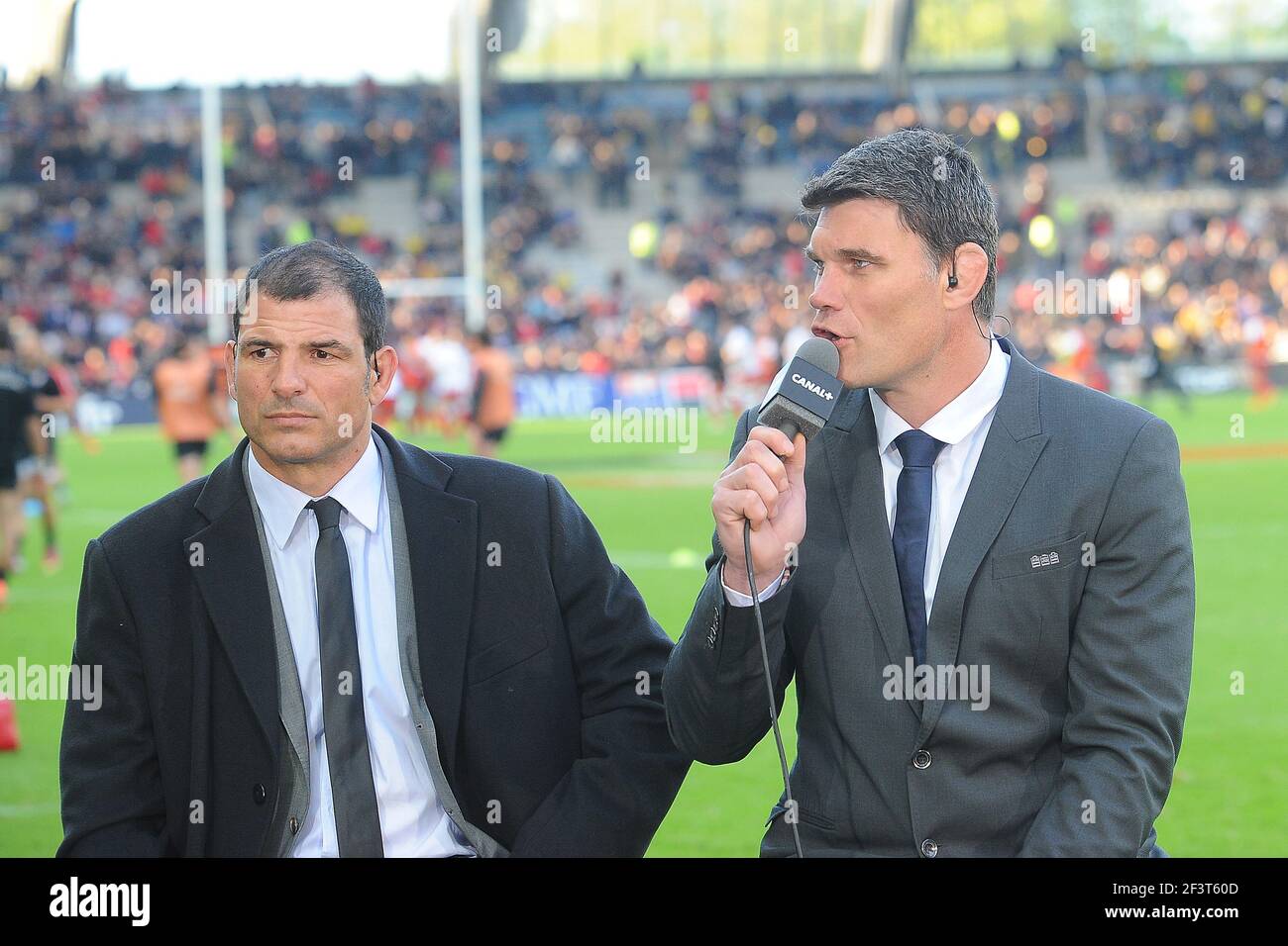 RUGBY - FRANZÖSISCHE MEISTERSCHAFT 2012/2013 - TOP 14 - 1/2 FINALE - RC TOULON / STADE TOULOUSAIN - 24/05/2013 - NANTES (FRA) - FOTO PASCAL ALLEE / DPPI - MARC Lievremont (Canal Plus Berater) / Fabien Pelous (Canal Plus Berater) Stockfoto