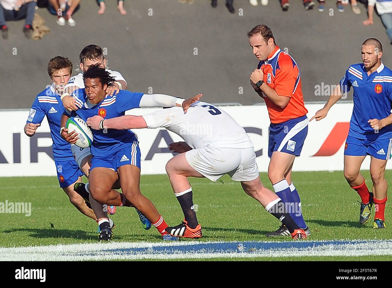 RUGBY - IRB JUNIOR WELTMEISTERSCHAFT 2013 - FRANKREICH V ENGLAND - 5/06/2013 - ROCHE SUR YON (FRA) - FOTO PASCAL ALLEE / DPPI - TEDDY THOMAS (FRANZÖSISCH) / SCOTT WILSON (ENGLAND) Stockfoto