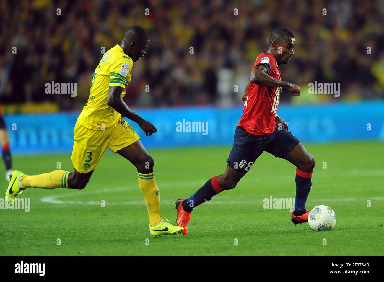 Fußball - Französische Meisterschaft 2013/2014 - Ligue 1 - FC Nantes gegen Lille OSC am 25 2013. Oktober in Nantes , Frankreich - Foto Pascal Allee / DPPI - SALOMON KALOU (LILLE) / EL HADJI PAPY MISON DJILOBODJI (FCN) Stockfoto