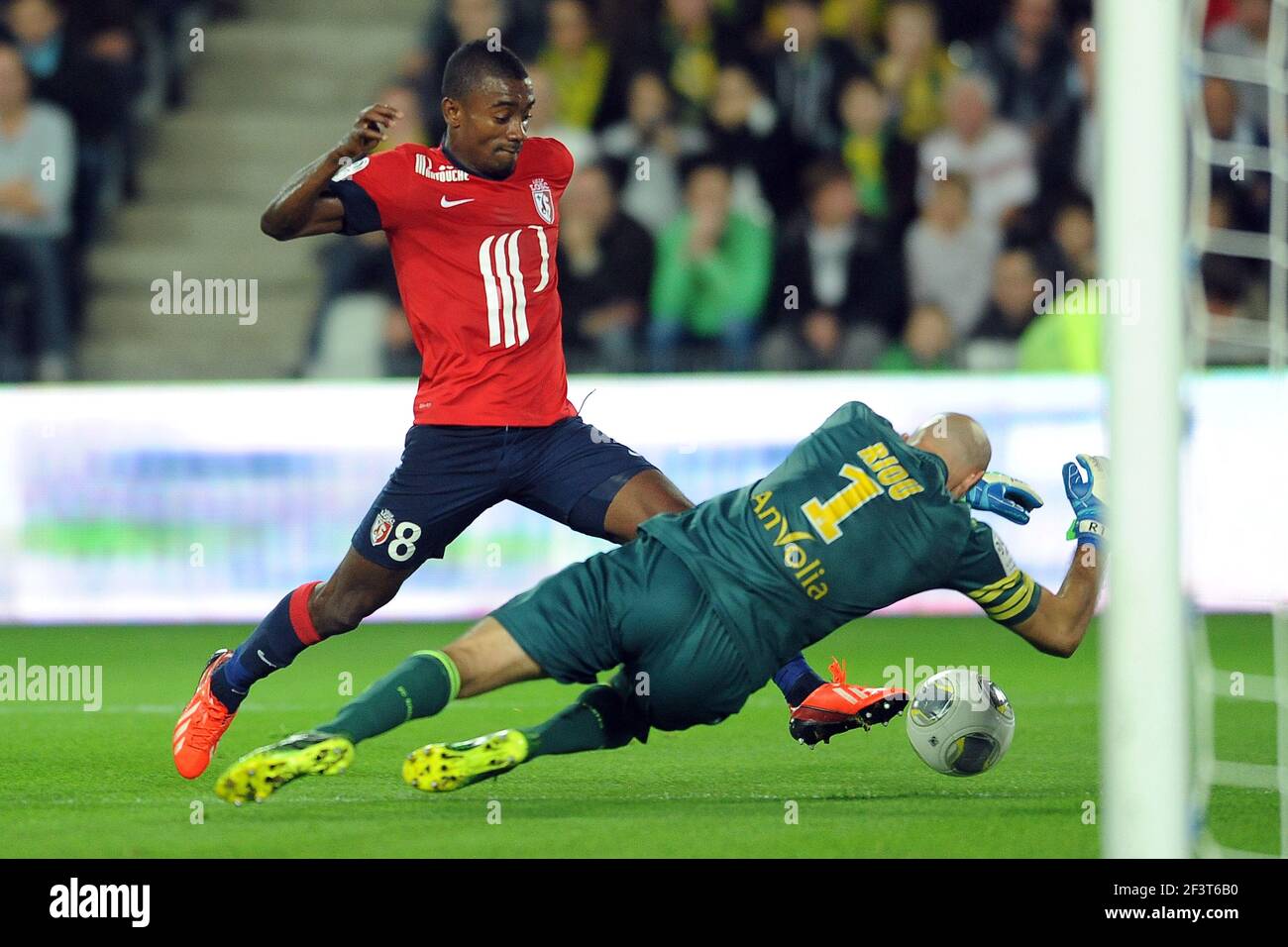 Fußball - Französische Meisterschaft 2013/2014 - Ligue 1 - FC Nantes gegen Lille OSC am 25 2013. Oktober in Nantes , Frankreich - Foto Pascal Allee / DPPI - SALOMON KALOU (LILLE) / REMY RIOU (FCN) Stockfoto