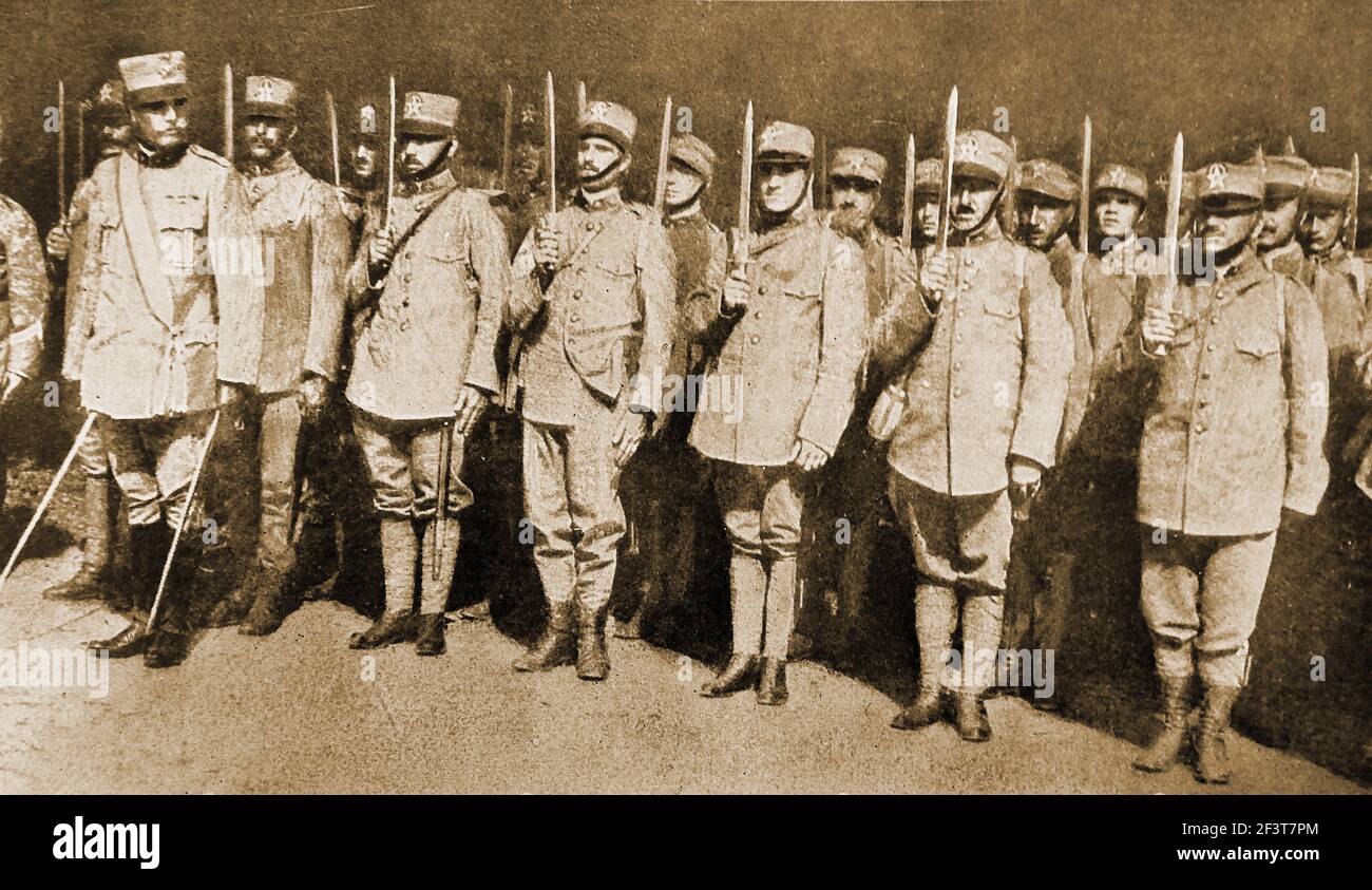 WWI - Italienische Rekruten, die einen Eid ablegen, um der beizutreten Rote Kreuz Ritter als Armee Sanitäter Stockfoto