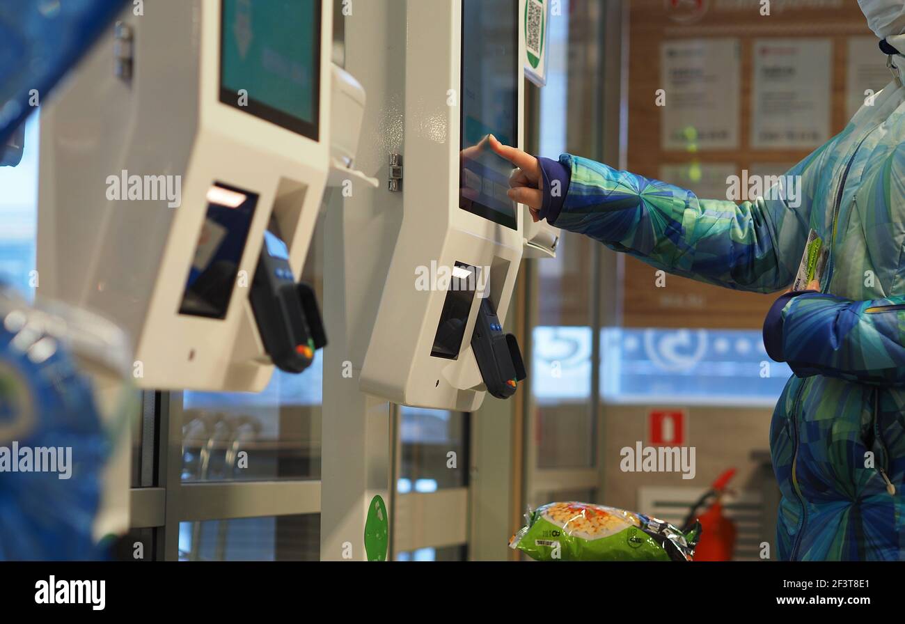Einkaufen im Laden. Bezahlen Sie mit einer Bankkarte am SB-Terminal im Lebensmittelgeschäft. Stockfoto