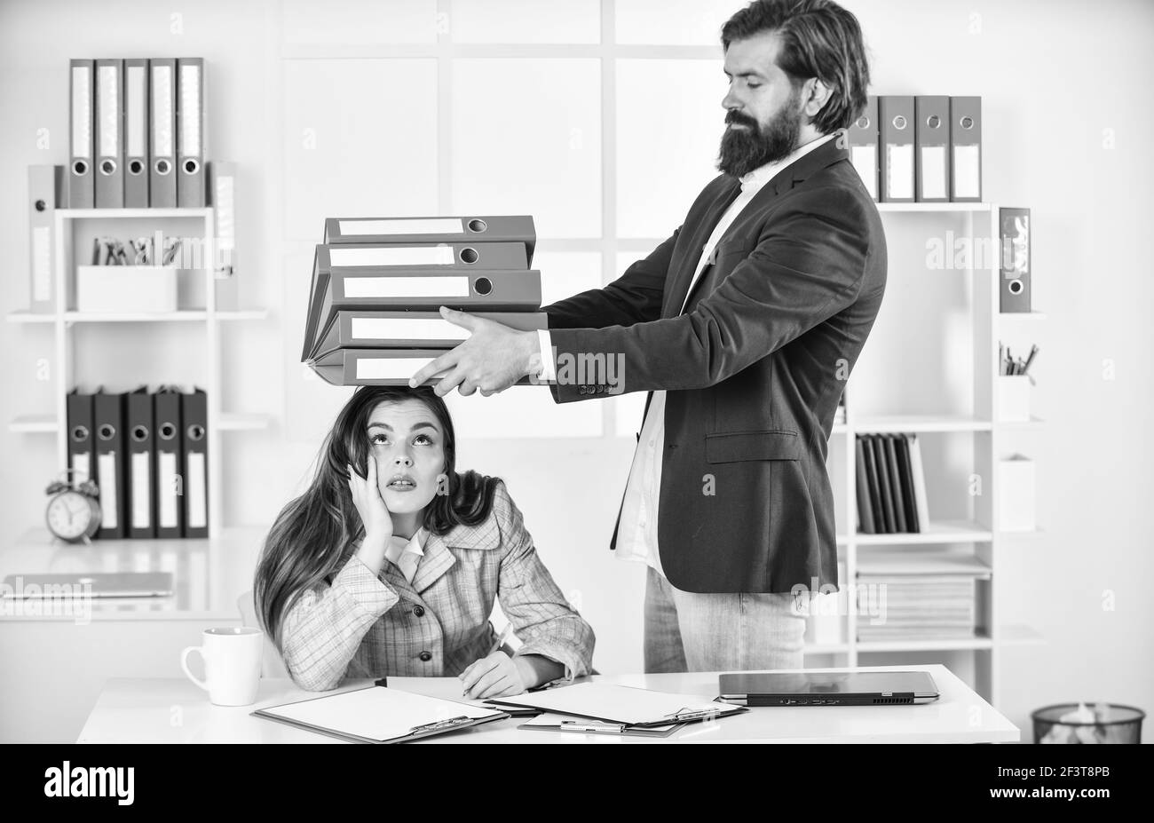 Laden Sie es mit Arbeit. manager und Chef mit Ordner. Gespräch bei der Arbeit. Geschäftsleute bei der Sitzung. Modernes Büroleben. Zusammenarbeit gut durchgeführt Stockfoto