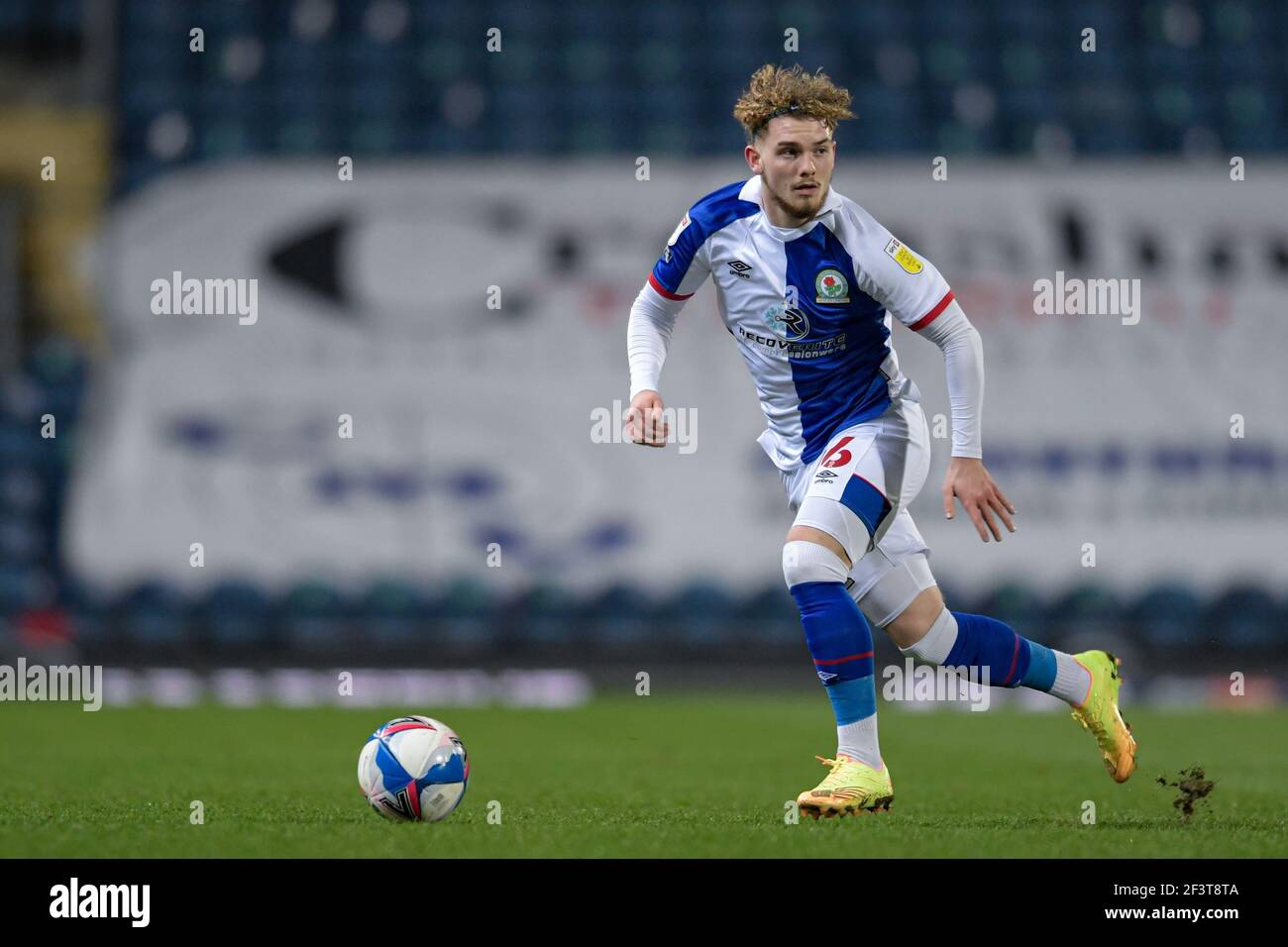 Blackburn, Großbritannien. März 2021, 17th. Harvey Elliott #16 von Blackburn Rovers läuft mit dem Ball in Blackburn, UK am 3/17/2021. (Foto von Simon Whitehead/News Images/Sipa USA) Quelle: SIPA USA/Alamy Live News Stockfoto