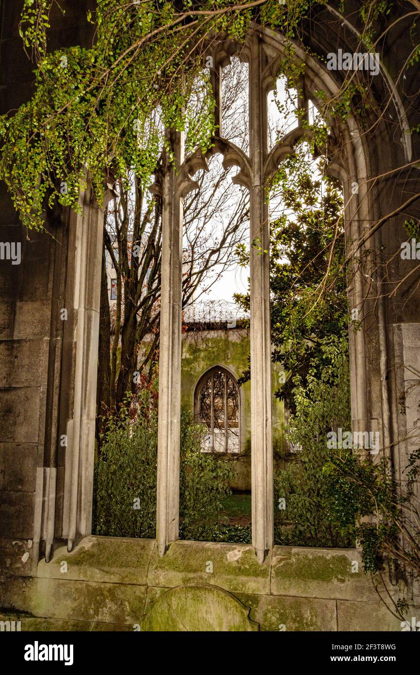 Gotische Bogenfenster in den Überresten von St. Dunstan im Osten von London Stockfoto