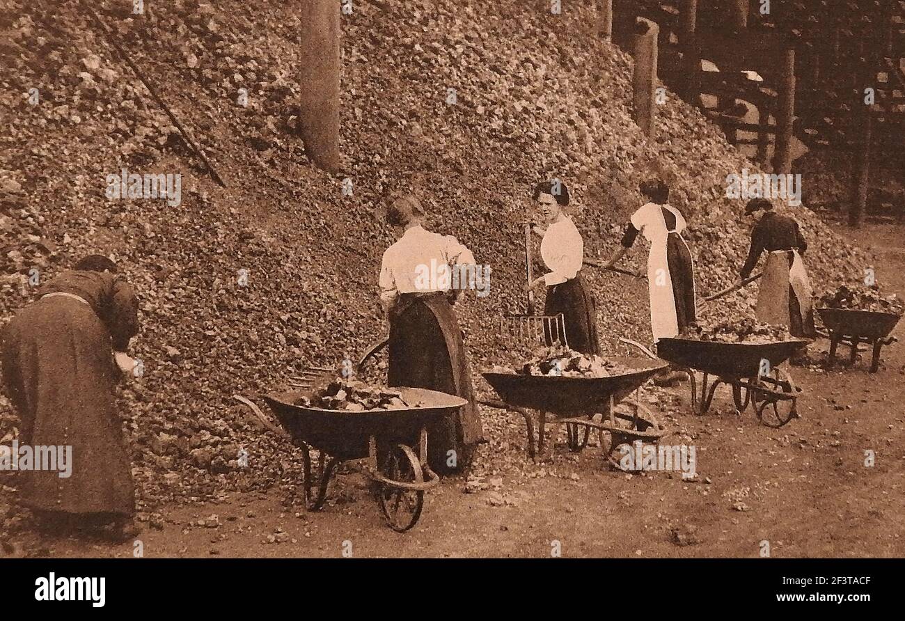 WWI - Frauen, die Männer arbeiten bei Coventry Gas Works, Großbritannien. (50 Frauen wurden während des Ersten Weltkriegs engagiert, um Koksbarren auf Lastwagen zu transportieren). Stockfoto