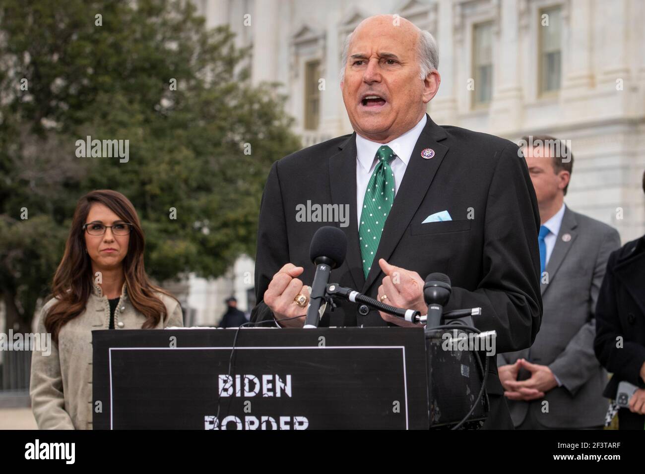 Die Vertreterin der Vereinigten Staaten, Louie Gohmert (Repräsentantin von Texas), hält am Mittwoch, den 17. März 2021, während einer Pressekonferenz des House Freedom Caucus zur Einwanderung an der südlichen Grenze, außerhalb des US-Kapitols in Washington, DC, eine Rede. Kredit: Rod Lampey/CNP Verwendung weltweit Stockfoto