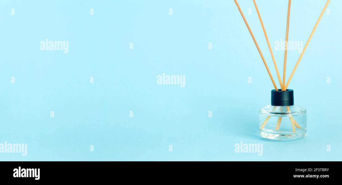 Lufterfrischer und Aromatherapie Konzept. Lufterfrischer auf leerem blauen Banner-Hintergrund. Stockfoto