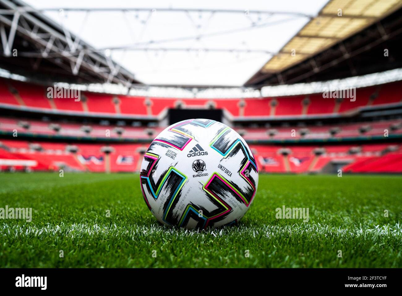 ‘Uniforia’ - der offizielle Spielball für die UEFA EURO2020 von Adidas NUR REDAKTIONELL! Adidas via Kolvenbach Stockfoto