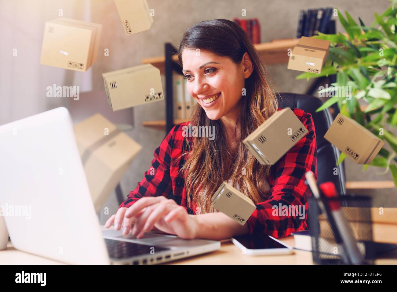 Frau macht Einkaufen durch E-Commerce-Online-Shop. Konzept der schnellen Lieferung Stockfoto