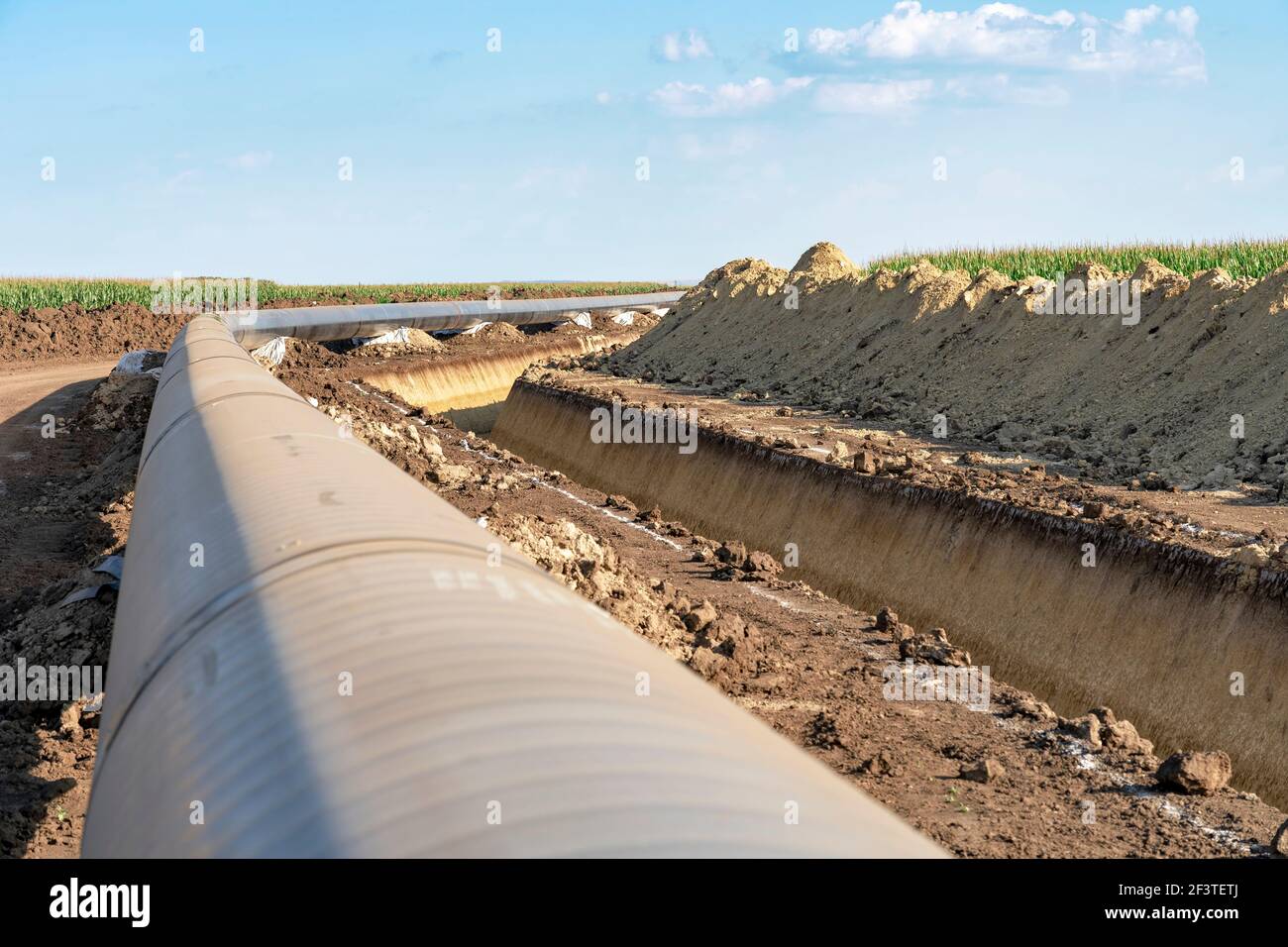 Installation und Konstruktion der Gaspipeline. Rohre werden auf stützende Sandsäcke neben Graben gelegt und miteinander verschweißt. Türkische Stream-Pipeline. Stockfoto