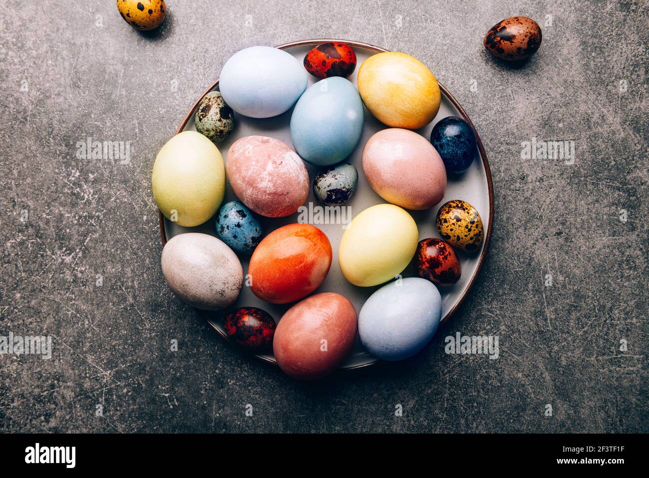 Hausgemachte natürlich gefärbte Eier in Pastellfarben Stockfoto