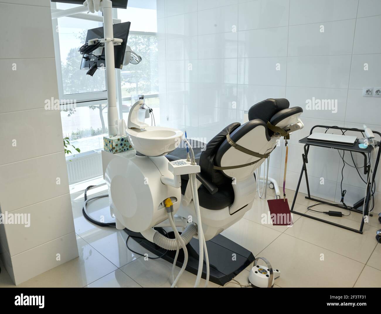 Leeres Zahnarztbüro in einer gut ausgestatteten Klinik Stockfoto
