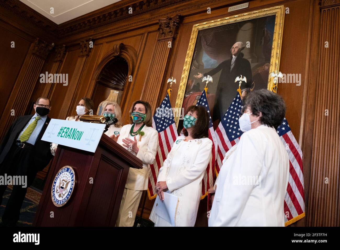 Sprecherin des Hauses Nancy Pelosi (D-CA) während einer Pressekonferenz über die Gleichstellungsänderung mit der Vertreterin Jerrold Nadler (D-NY), der Vertreterin Veronica Escobar (D-TX), der Vertreterin Carolyn Maloney (D-NY), der Vertreterin Jackie Speier (D-CA), der Vertreterin Brenda Lawrence (D-MI) und der Vertreterin Lois Frankel (D-FL) im US-Capitol in Washington, DC Am Mittwoch, den 17. März, 2021, inmitten der Coronavirus-Pandemie. Eine immer größere Welle von Migranten verursacht eine Krise an der Grenze zwischen den USA und Mexiko, wie einige es nennen, da Präsident Bidens Immigrationsüberholung einstellt Stockfoto