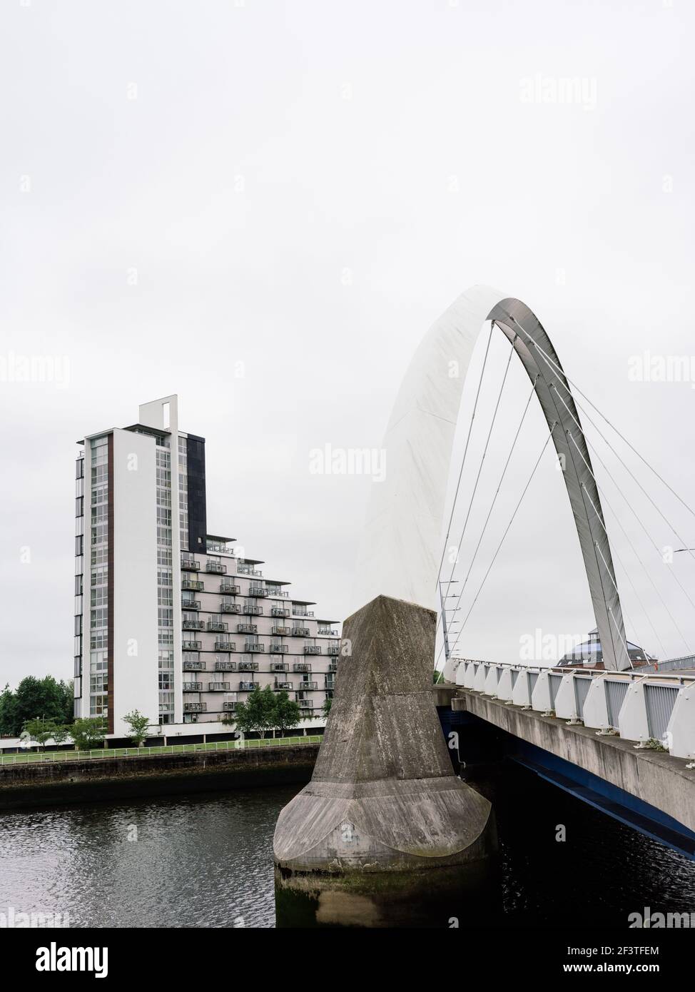 Blick nach Süden über den Fluss Clyde an einem bewölkten Tag mit dem weitläufigen Bogen der Squinty Bridge, Glasgow, Schottland, Großbritannien. Stockfoto