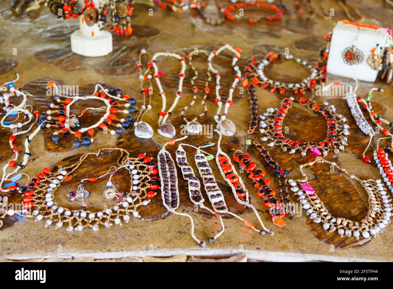Handgemachte Souvenirs, die von Mitgliedern der Pilchi-Gemeinschaft am Napo-Fluss (einem Zufluss des Amazonas), Ecuador, Südamerika, zum Verkauf angeboten werden Stockfoto