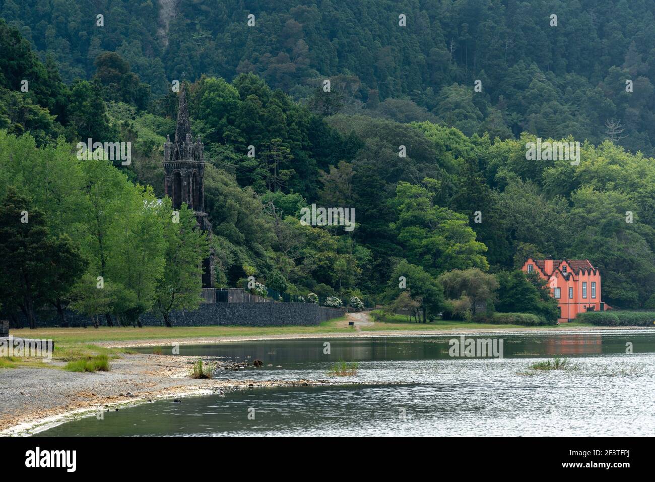 Furnas Lagune. Azoren sind ein Urlaubsziel mit wunderschönen Naturlandschaften. Sao Miguel Insel mit Lagunen und Bergen, die erstaunliche Post machen Stockfoto