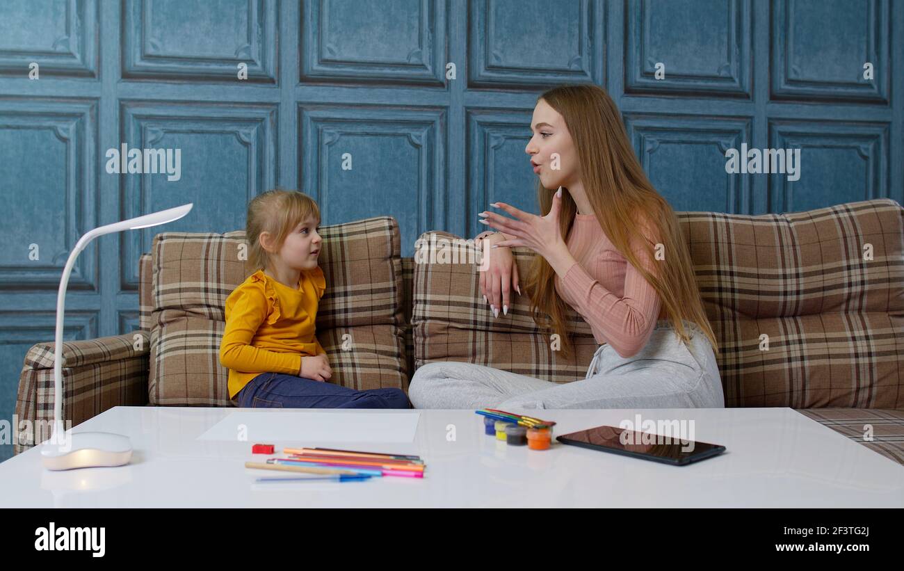 Kind Kind Mädchen Vorschulkinder lernen Aussprache mit Logopädin Lehrer Oder Mutter zu Hause Stockfoto