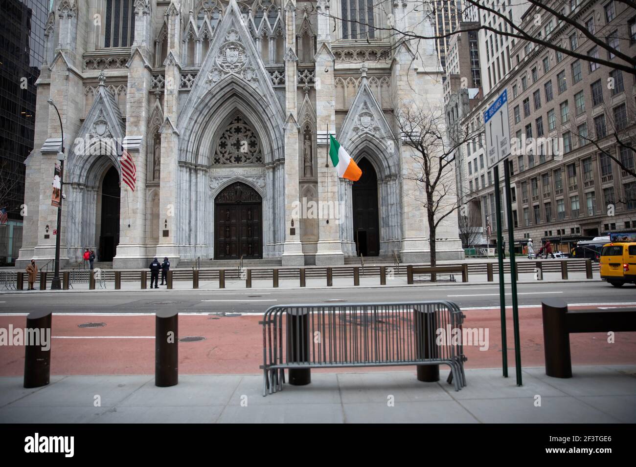 New York, USA. März 2021, 17th. Die Straßen und Gehwege entlang der regulären St. Patrick's Day Parade Route sind in New York, USA, am 17. März 2021 meist leer. Aufgrund der COVID-19 Pandemie ging die jährliche St. Patrick's Day Parade in New York City dieses Jahr größtenteils virtuell. Quelle: Michael Nagle/Xinhua/Alamy Live News Stockfoto