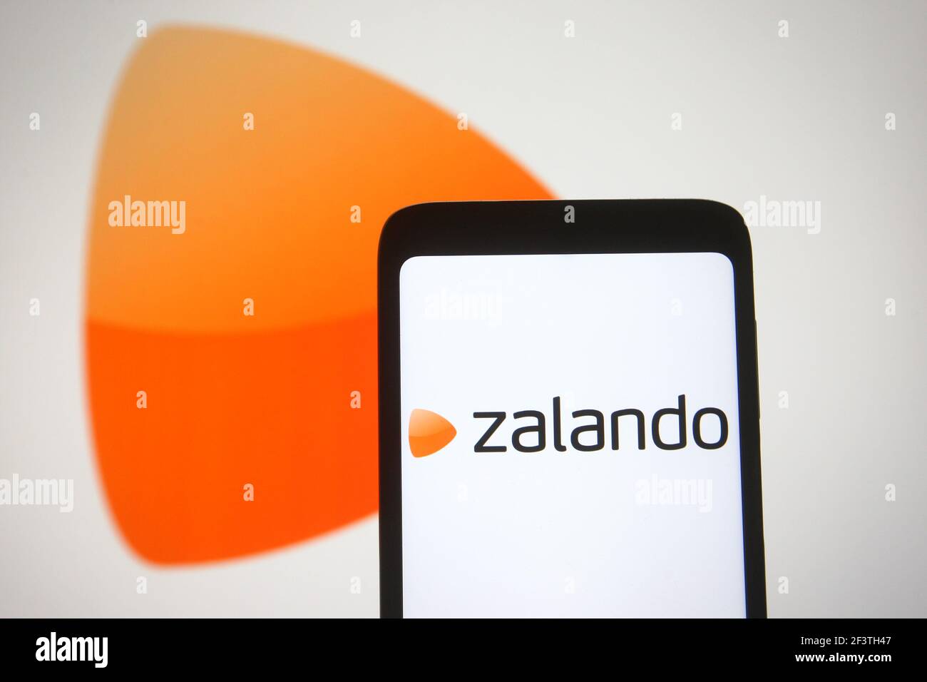 Ukraine. März 2021, 17th. In dieser Abbildung ist ein Zalando-Logo eines europäischen E-Commerce-Unternehmens auf einem Smartphone und einem pc-Bildschirm zu sehen. (Foto von Pavlo Gonchar/SOPA Images/Sipa USA) Quelle: SIPA USA/Alamy Live News Stockfoto