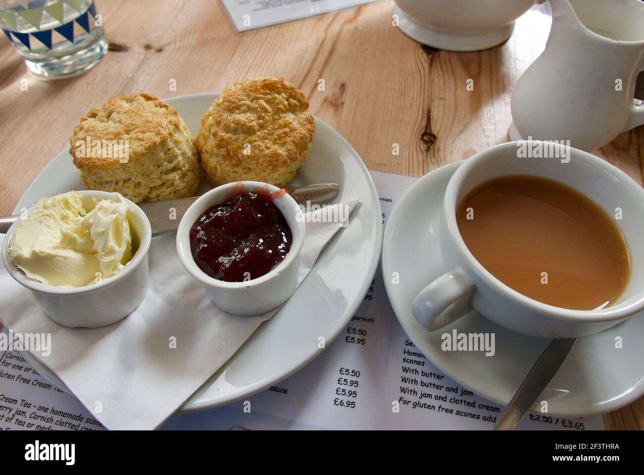 Cornish geröstete Sahne mit Scone, Marmelade und Tee Stockfoto