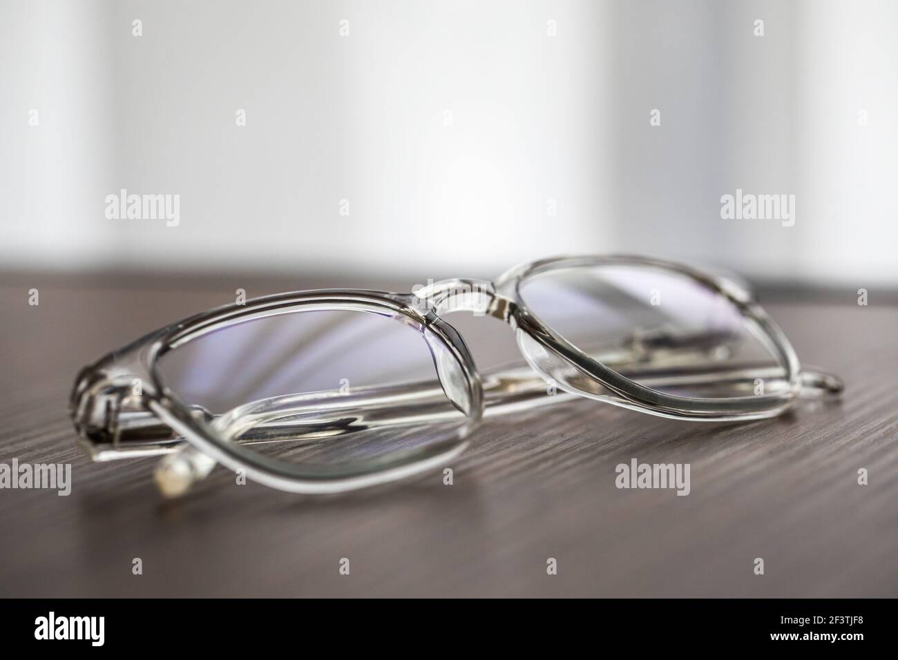 Brillen aus nächster Nähe. Brillen. Brillen in modernem Stil. Runde Gläser  mit transparenten Gläsern Stockfotografie - Alamy