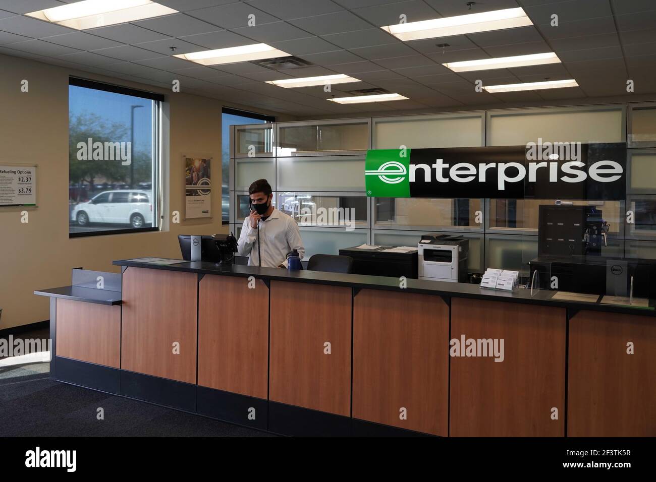 Ein Kundendienstmitarbeiter spricht am Telefon bei Enterprise Rent-A-Caroffice, Montag, 8. März 2021, in Scottsdale, Arizona Stockfoto