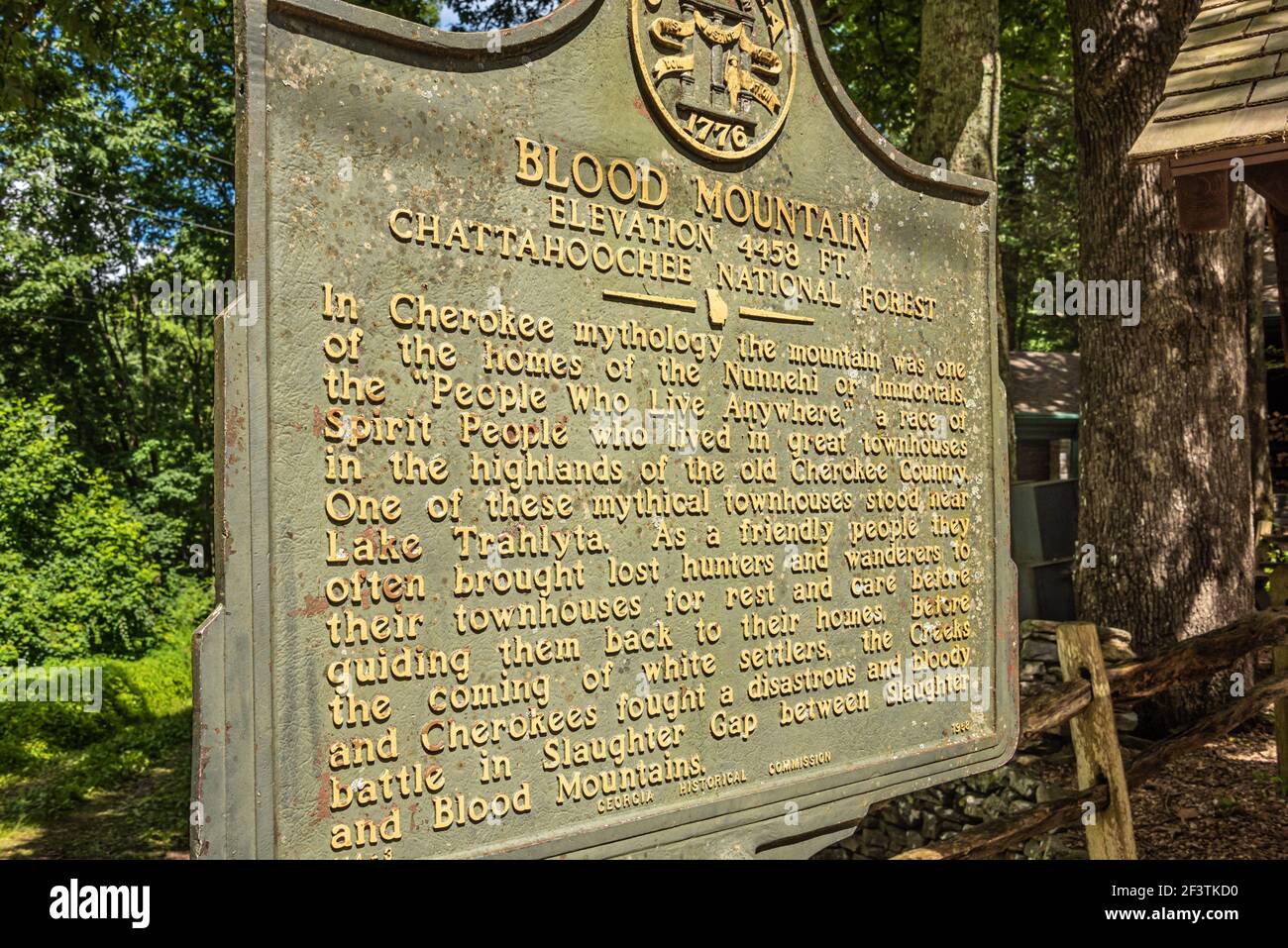 Historische Markierung des Blood Mountain entlang des Appalachian Trail im Walasi-yi Mountain Crossings Center in Neel Gap. (USA) Stockfoto
