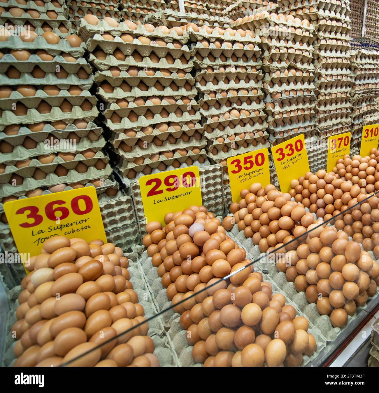 Ein Eierstand am Paloquemao Marktplatz, Bogota, Kolumbien Stockfoto