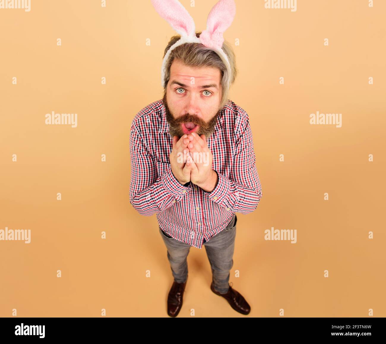 Überrascht Ostermann. Kerl in Hasenohren. Kaninchenmännchen. Frühling. Feiertage. Vorbereitung auf Ostern. Stockfoto