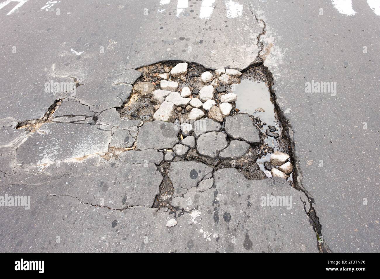 Ein großes Schlagloch auf der Straße, Bogota, Kolumbien Stockfoto