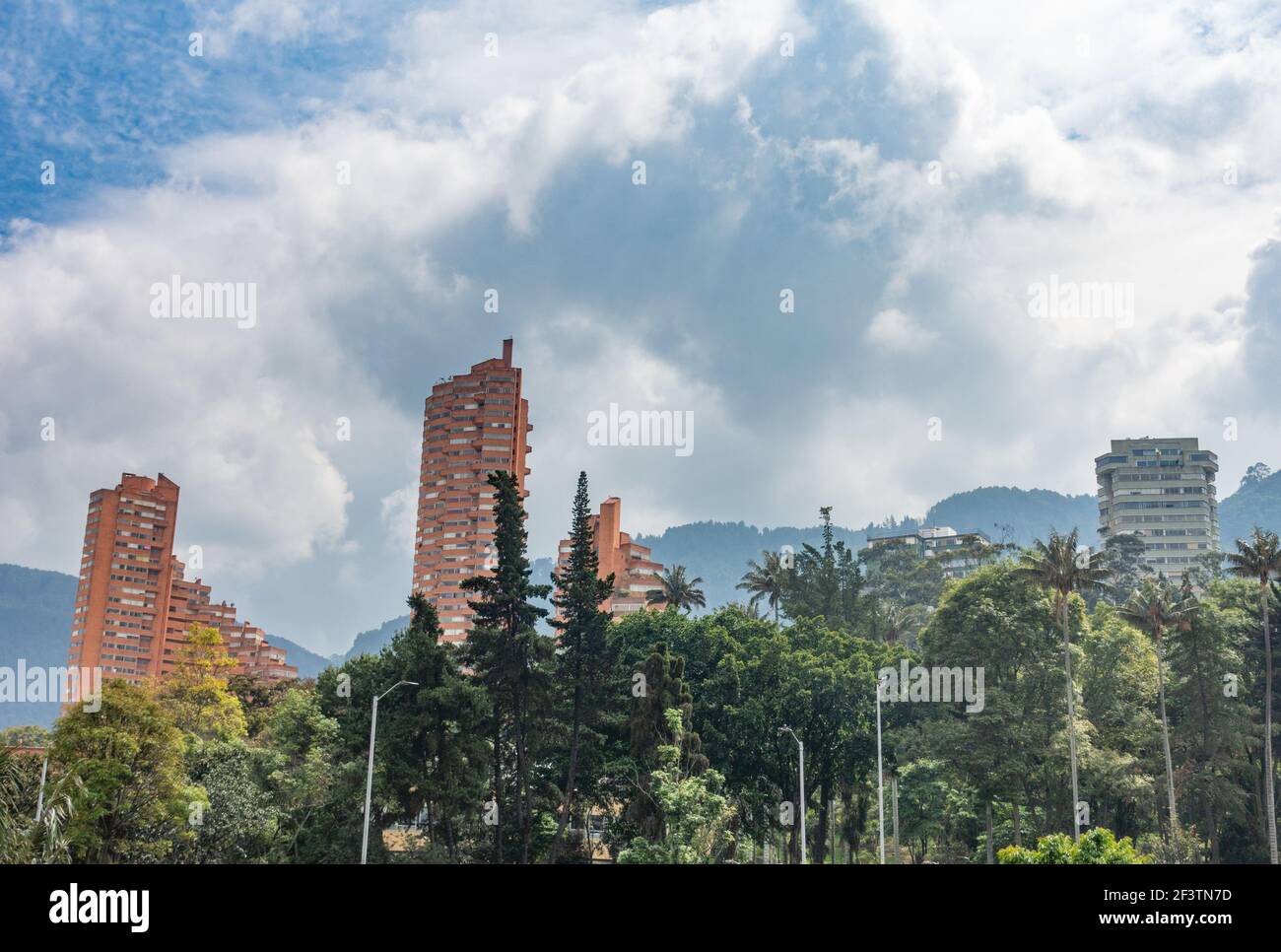 Die hohen Gebäude im Zentrum von Bogota erscheinen zwischen dem Berg und den Bäumen der Stadt, Kolumbien Stockfoto