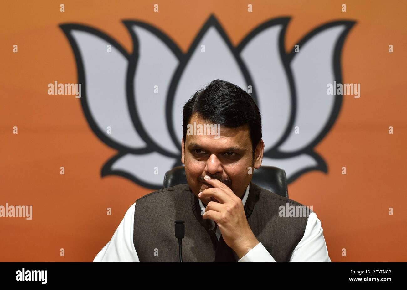 NEU DELHI, INDIEN - 17. MÄRZ: BJP-Führer und ehemaliger Maharashtra-Chef Devendra Fadnavis spricht am 17. März 2021 in Neu Delhi, Indien, bei einer Pressekonferenz zum Fall Antilia im BJP-Hauptquartier. Fadnavis sagte, dass der verhaftete Polizist Sachin Vaze nur ein "kleiner Fisch" in einer großen Verschwörung sei, was die Ermittlungsbehörden dazu veranlasste, seine "politischen Chefs" zu untersuchen. Der 49-jährige Vaze steht im Mittelpunkt einer Untersuchung der National Investigation Agency (NIA) im Zusammenhang mit der Bergung eines SUV mit Sprengstoff in der Nähe des Hauses des Industriellen Mukesh Ambani im Süden von Mumbai am 25. Februar. V Stockfoto